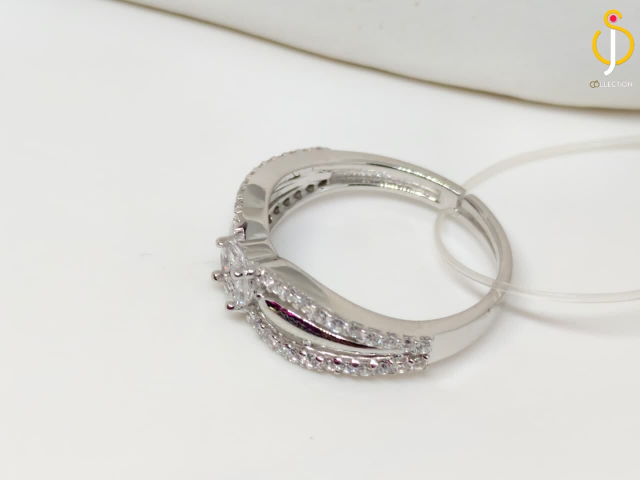 The Elegant Crossover Ring